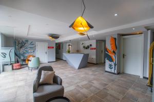 Vibes Hotel and Spa的休息区