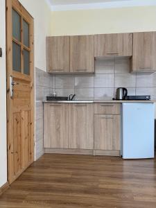 Kuchyň nebo kuchyňský kout v ubytování Pokoje Sylwia z aneksami kuchennymi w każdym pokoju