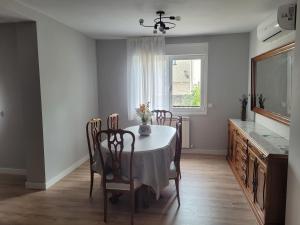 a dining room with a table and chairs and a window at Casa Julio, bonita casa cómoda y espaciosa, totalmente reformada con terraza y jardin privado in Riezu