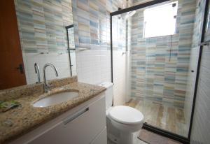 Et badeværelse på Apartbuzios - Apartamentos Completos Búzios - 600mt Rua das Pedras + 17 billeder