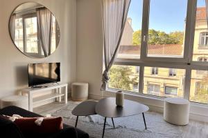 Televízia a/alebo spoločenská miestnosť v ubytovaní Nancy Centre Gare Appartement rénové 3 chambres