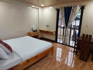 Postel nebo postele na pokoji v ubytování Quarry Bay Hometel Sagada