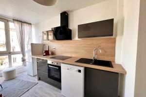 Kuchyňa alebo kuchynka v ubytovaní Nancy Centre Gare Appartement rénové 3 chambres