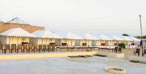 مطعم أو مكان آخر لتناول الطعام في Royal Jaisalmer Resort with Swimming Pool