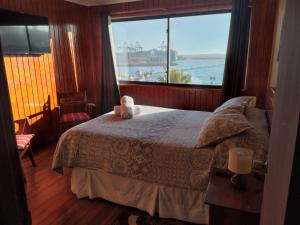 a bedroom with a bed and a large window at HOTEL MELLATTI in San Antonio