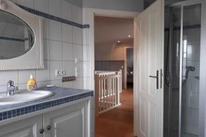 une salle de bain avec un lavabo et une douche à l'italienne dans l'établissement Föhrhaus, Einzelhaus, Knickrehm, à Oldsum