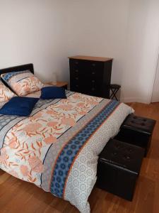 メゾン・アルフォールにあるLa Citadine, Paris à 10 minutes par le Métro 8のベッドルーム1室(ベッド1台、ドレッサー付)