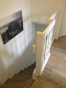una escalera con un cuadro en la pared y un cuadro en Kind, Hausteil, Heidweg 6, en Nieblum 6 fotos más