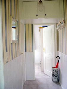 a hallway with an open door and a bucket at Strandhaus mit Kaminofen Bungalow in Goting