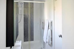 a bathroom with a shower with a glass door at Central LDN Southwark 1bdr flat in London