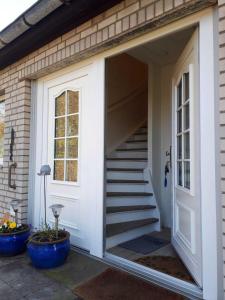 GotingにあるHaus Antje FW Strandlebenの階段のある家に通じるドア