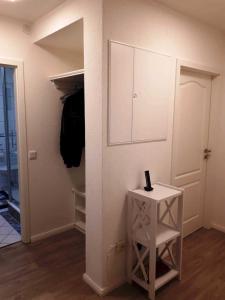 GotingにあるHaus Antje FW Strandlebenの白い壁とテーブルのあるクローゼットのある部屋