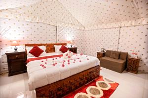 سرير أو أسرّة في غرفة في Royal Jaisalmer Resort with Swimming Pool