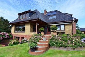 a house with a solar roof on a yard at Whg Osterheide, Osterheideweg 1 in Nieblum