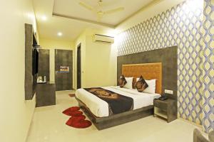 una camera da letto con un letto grande in una stanza di Smart Plaza Hotel a Nuova Delhi