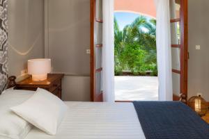 Postel nebo postele na pokoji v ubytování Luxury Villa Hvar Carpe Diem with private pool by the sea + 92 fotografií