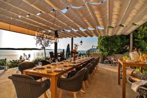 Restaurace v ubytování Luxury Villa Hvar Carpe Diem with private pool by the sea