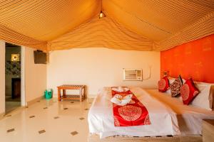 سرير أو أسرّة في غرفة في Royal Jaisalmer Resort with Swimming Pool