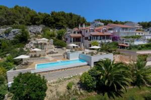 Bazén v ubytování Luxury Villa Hvar Carpe Diem with private pool by the sea nebo v jeho okolí