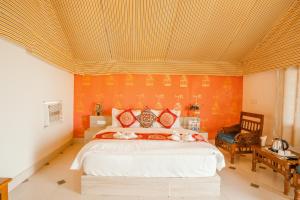 سرير أو أسرّة في غرفة في Royal Jaisalmer Resort with Swimming Pool