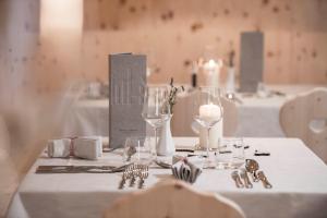 Reštaurácia alebo iné gastronomické zariadenie v ubytovaní Hotel Ambet