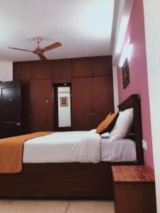 Postel nebo postele na pokoji v ubytování Awasthi Kozi Stays B&B - closest to VFS