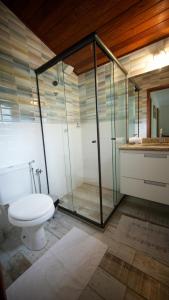 Et badeværelse på Apartbuzios - Apartamentos Completos Búzios - 600mt Rua das Pedras