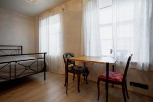 a room with a table and chairs and a bed at Von Aghte Small Studio in Kuressaare