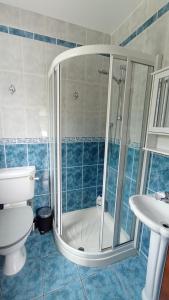 Kamar mandi di Bottega Guesthouse and Gallery