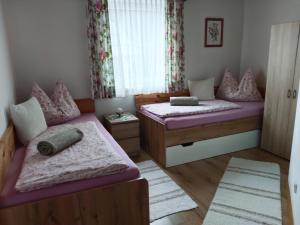 A bed or beds in a room at Haus Heimatblick