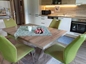 A kitchen or kitchenette at Haus Heimatblick