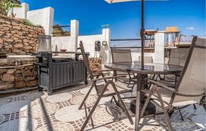 una mesa y sillas en un patio con una parrilla al aire libre en Lovely Home In San Juan De Los Terreros, en San Juan de los Terreros 12 fotos más