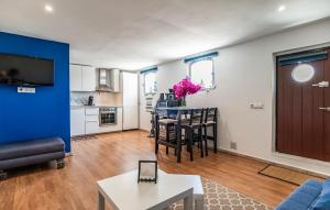 sala de estar con mesa y pared azul en Lovely Home In San Juan De Los Terreros, en San Juan de los Terreros