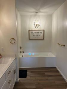Un baño blanco con bañera y lavabo. en Living Waters Estates 1, en Van Buren