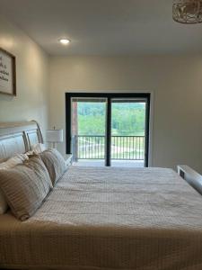Un dormitorio con una cama grande con una ventana grande. en Living Waters Estates 1, en Van Buren