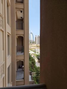 Ein Balkon oder eine Terrasse in der Unterkunft 1bd Partial Burj Al Arab View Prime Location