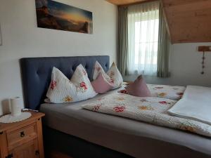 A bed or beds in a room at Haus Heimatblick