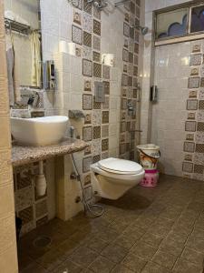 ジョードプルにあるジュナ マハール ブティック ホームステイのトイレと洗面台付きのバスルーム +170枚の写真
