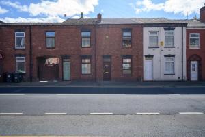 une rue vide devant un bâtiment en briques dans l'établissement Beautiful 2 Bedroom House in Atherton, Free Parking, à Atherton