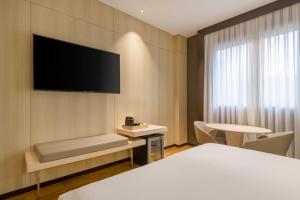 TV a/nebo společenská místnost v ubytování AC Hotel Valencia by Marriott