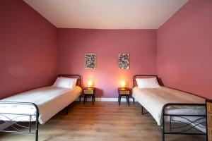 - 2 lits dans une chambre aux murs rouges dans l'établissement Beautiful 2 Bedroom House in Atherton, Free Parking, à Atherton