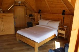 DunsBelstruther Glamping的木屋里有一张床的卧室