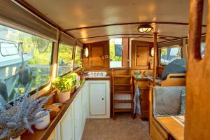 een interieur van een camper met een aanrecht en een keuken bij Gemütliches Wohnschiff in Brandenburg an der Havel