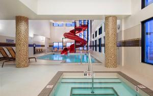 Bazén v ubytování Residence Inn by Marriott Calgary South nebo v jeho okolí