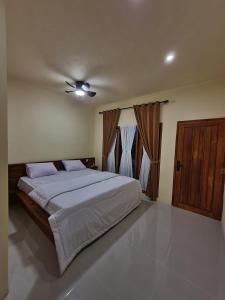 Postel nebo postele na pokoji v ubytování Tetebatu Valley Bungalows