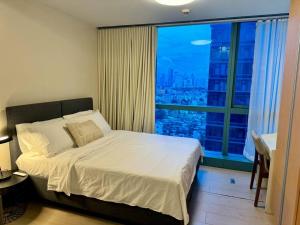 Voodi või voodid majutusasutuse BGC 1BR unit linked to Uptown Mall with own parking toas