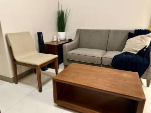 Istumisnurk majutusasutuses BGC 1BR unit linked to Uptown Mall with own parking