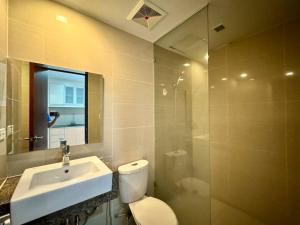 Vannituba majutusasutuses BGC 1BR unit linked to Uptown Mall with own parking