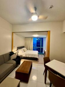 Voodi või voodid majutusasutuse BGC 1BR unit linked to Uptown Mall with own parking toas