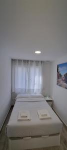Postel nebo postele na pokoji v ubytování APARTAMENTOS TANEZ SANTURCE a
